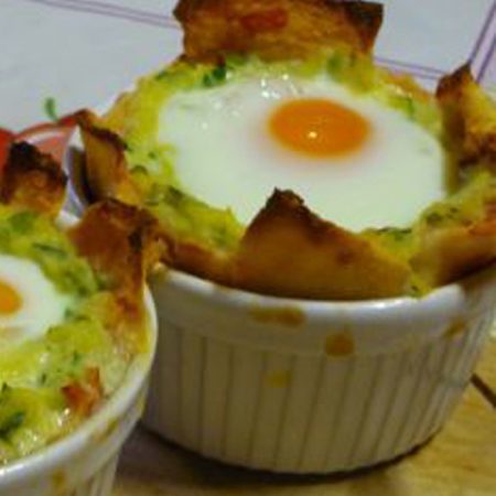 UOVA-IN-COCOTTE-CON-ZUCCHINE-E-PANE-CARASAU